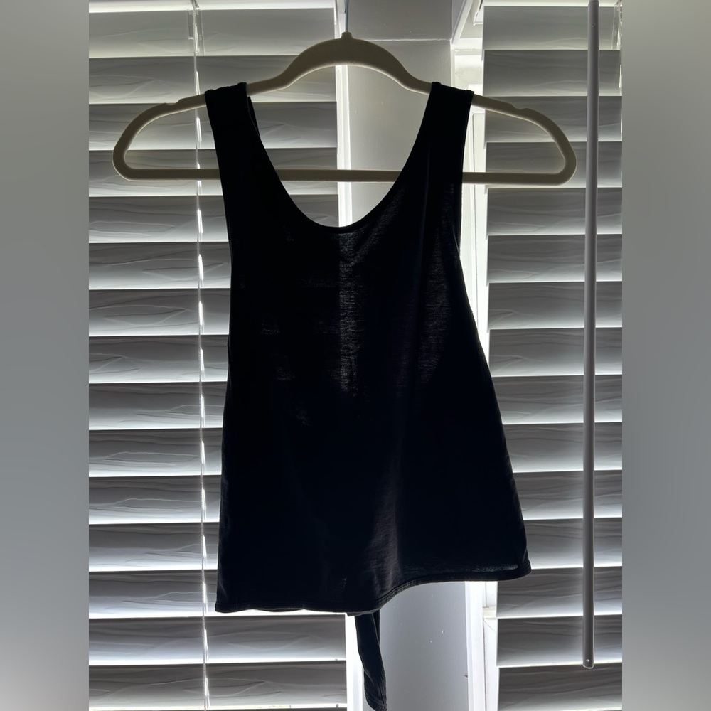 Lululemon black it’s a tie tank.